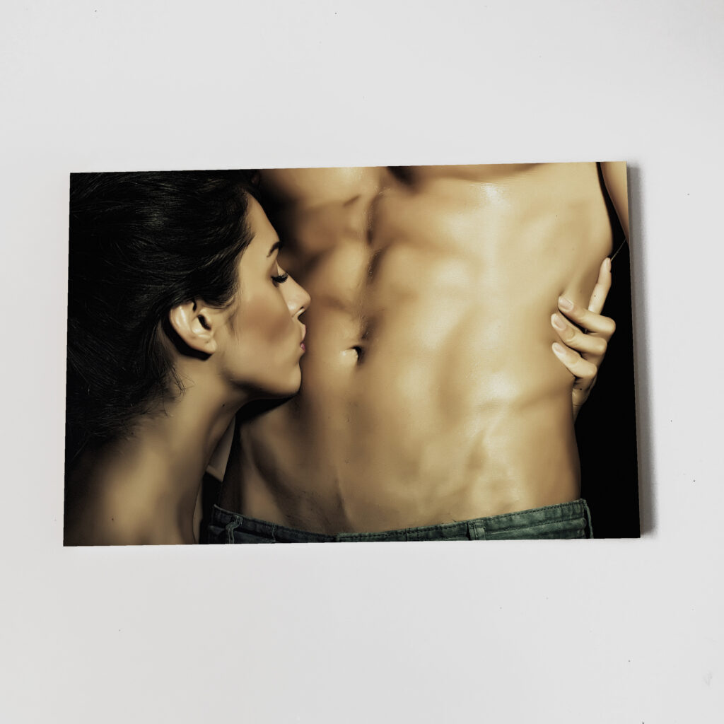 Девушка целует пресс Постер Картина 60х40