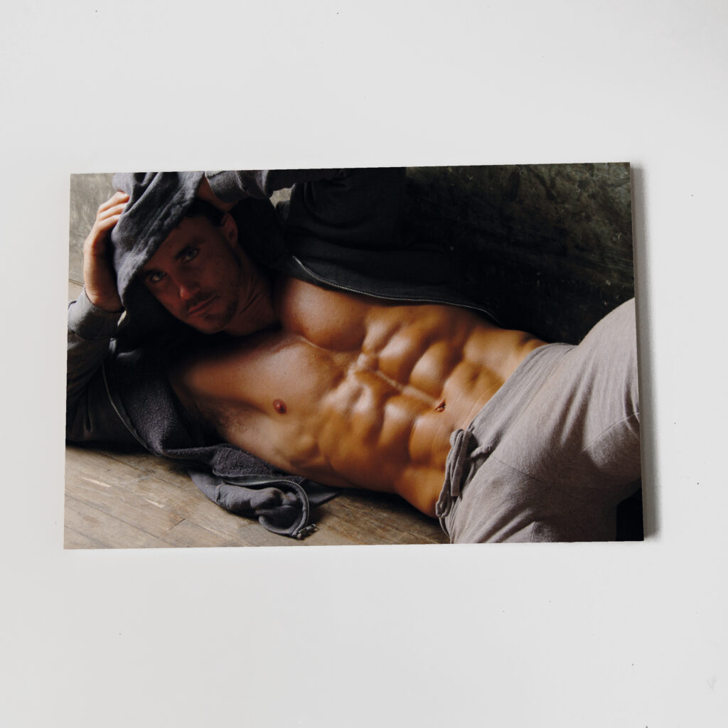 Мужчина на диване Постер Картина 60х40