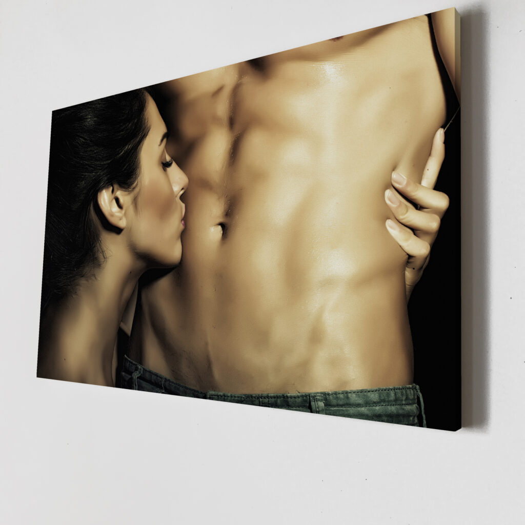 Девушка целует пресс Постер Картина 60х40