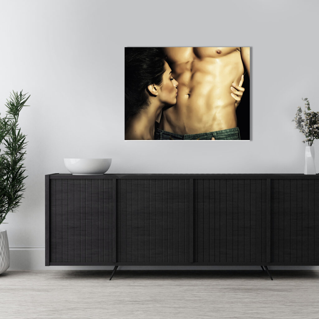 Девушка целует пресс Постер Картина 60х40